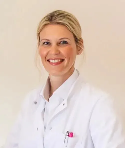 Dr. med. Maren Schöpp, Fachärztin für Allgemeinmedizin, im Arztkittel