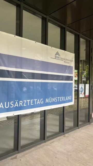 ⏰ 08:15 Uhr – Hausärztetag 2026 in Münster! 
📍 Leonardo Campus, und wir sind mittendrin statt nur dabei💪🩷
Wir haben viele spannender Vorträge gehört, neue Impulse für die hausärztliche Versorgung bekommen💡 und der Austausch mit Kolleginnen und Kollegen durfte natürlich auch nicht zu kurz kommen.
Genau dafür lohnt sich das frühe Aufstehen ☕ Denn was wir hier mitnehmen, kommt direkt bei Ihnen in der Praxis an. ✨
#Hausärztetag2026 #Münster #LeonardoCampus #Hausarztmedizin #Fortbildung Praxisteam